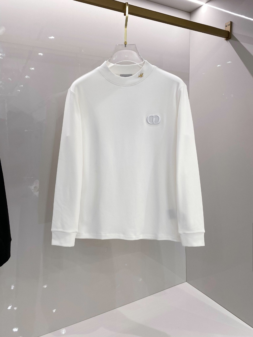 NO:529387,Dior 2025 autumn and winter counter new style, fashionable and casual base shirt, long-sleeved T-shirt, selected imported high-density double-sided cotton fabric, exquisite original logo, excellent comfort and breathability, excellent soft, wrinkle-resistant elasticity and drooping. Whether it is single or inner wear, it is very handsome, which conforms to the practical dressing habits of men, pursues luxury, noble and elegant style, and creates extraordinary men's taste. The visual effect is very good, the grade is extremely high, simple and fashionable, and a must-have choice for casual business!  S-XXL, dior,tees,t-shirt,alexander wang19860909迪奥 2025秋冬专柜新款 时尚休闲打底衫长袖T恤,精选进口高密度双面拉架棉面料,精致原版logo打造,舒适性与透气性兼优,柔软抗皱弹性和垂性极佳,无论是单穿或是内搭都是帅气十足,吻合了男性实用穿衣习惯,追求奢华高贵优雅风范,打造不凡男士品味,视觉效果非常赞,档次极高,简约时尚,休闲商务必备之选！ 码数S-XXL,,dior,tees，t-shirt,alexander wang,Men's clothing