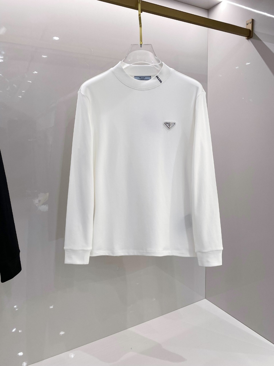 NO:529385,Prada 2025 autumn and winter counter new style, fashionable and casual base shirt, long-sleeved T-shirt, selected imported high-density double-sided cotton fabric, exquisite original logo, excellent comfort and breathability, excellent soft, wrinkle-resistant elasticity and drooping. Whether worn alone or in the inner wear, it is very handsome, which conforms to the practical dressing habits of men, pursues luxury, noble and elegant style, and creates extraordinary men's taste. The visual effect is very good, the grade is extremely high, simple and fashionable, and a must-have choice for casual business!  S-XXL, prada,tees, t-shirt,alexander wang19860909普拉达 2025秋冬专柜新款 时尚休闲打底衫长袖T恤,精选进口高密度双面拉架棉面料,精致原版logo打造,舒适性与透气性兼优,柔软抗皱弹性和垂性极佳,无论是单穿或是内搭都是帅气十足,吻合了男性实用穿衣习惯,追求奢华高贵优雅风范,打造不凡男士品味,视觉效果非常赞,档次极高,简约时尚,休闲商务必备之选！ 码数S-XXL,,prada,tees，t-shirt,alexander wang,Men's clothing