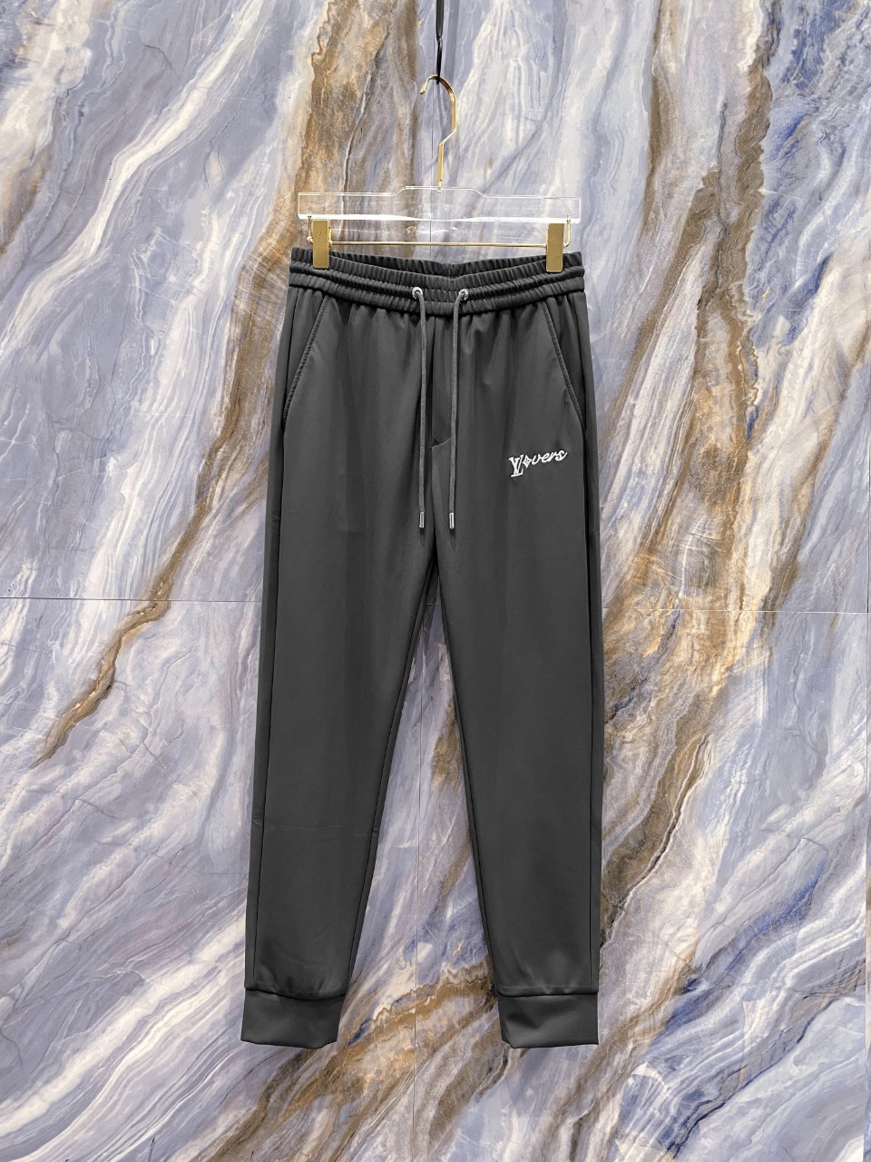 NO:498361,LV 2025 Autumn and Winter latest casual pants counter 1:1 top replica, full quality!  A must-have item for trendy people!  Old iron who knows the goods quickly starts the size. M-3XL, louis vuitton, alexander wang19860909LV 2025秋冬最新休闲裤专柜1:1顶级复刻,全品相！潮人必备单品！懂货的老铁赶紧下手 尺码.M-3XL,,louis vuitton,alexander wang,Men's clothing