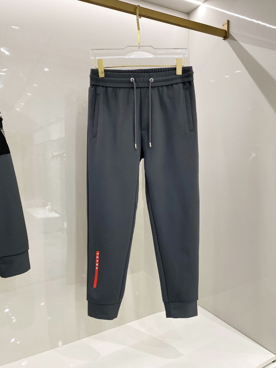 NO:488087,Prada 25 autumn and winter new fabric has soft and delicate texture. Classic three-dimensional zippers are paired with wide-leg straight trousers!  A high-end and handsome top-fitting!  The original customized color matching splicing process is low-key and luxurious. The webbing elements on both sides show a sporty feeling of tension and relaxation. The slits at the ankle add interesting changes to the shape. The handsome straight-leg pants-shaped upper body is super long-legged artifact!  Versatile and fashionable!  Original customized hardware accessories., stock is open and grab it, and the big order is thrown over!  Code number M-3XL, prada, alexander wang19860909普拉达 25秋冬新款面料质感柔软细腻.经典立体拉链搭配阔腿直筒裤！一套上身高级帅气！原版定制配色拼接工艺低调奢华.两侧织带拼色元素呈现张弛有度的运动感.踝部开叉纽拥为造型增添有趣的变化,帅气直筒裤型上身超级大长腿神器！百搭又时髦！原版定制五金配件.,现货开抢 大单子甩过来！码数M-3XL,,prada,alexander wang,Men's clothing