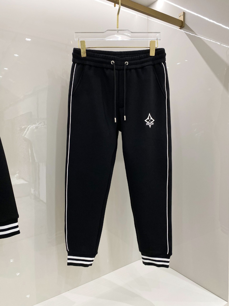 NO:488071,LV new fashion casual set in autumn and winter, brand classic logo, excellent comfort, strong hand touch. Very high recognition, custom imported fabric, fresh color, fine workmanship ~ Super good body 【code number】 M-3XL,,louis vuitton,alexander wang19860909LV 秋冬新款时尚休闲套装 品牌经典LOGO ,舒适度极好,手触感强烈.辨识度极高 定制进口面料 色泽清新 做工精细 ～上身超赞【码数】 M-3XL,,louis vuitton,alexander wang,Men's clothing