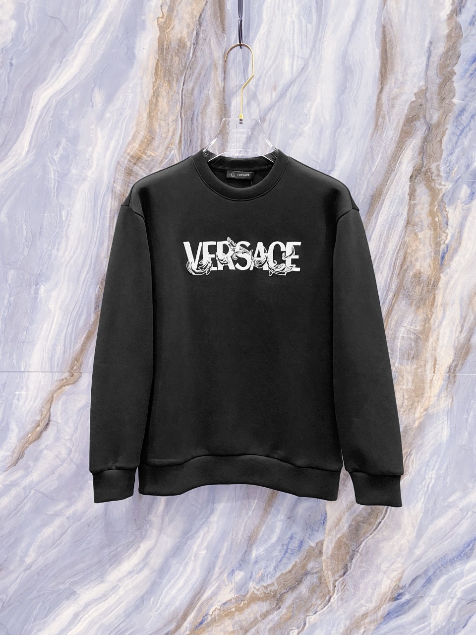 NO:500204,Versace 2025 autumn and winter new letter logo space cotton sweatshirt T-shirt channel quality!  Urban series products, created with full luxury letter logo elements, high-end temperament and top style, a single item with a very tone and charm!  Original custom imported double-sided water-soluble cotton fabric, comfortable to touch, embroidered letter design effect is quite exquisite, fashionable, classic and versatile!  Size M—XXXL, versace,hoodie,sweatshirts,tees,t-shirt,alexander wang19860909范思哲 2025秋冬新款字母logo太空棉卫衣T恤 渠道精品！都市系列产物,奢华程度满分的字母logo元素打造,高端气质型必入的极品款式,一款极具腔调感与魅力的单品！ 原版定制进口双面水溶棉面料,手感舒适,刺绣字母设计效果相当精致,时尚经典百搭！ 尺码M—XXXL,,versace,hoodie,sweatshirts,tees，t-shirt,alexander wang,Men's clothing