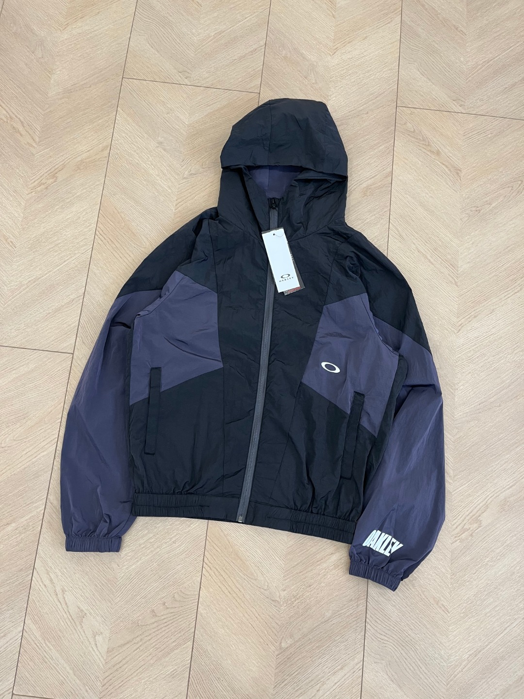 💰145
vintage oakley金属尼龙拼接冲锋衣轻薄夹克机能外套
与石头金属系列的极其相似属于40D闪光低弹尼龙面料
加工防水工艺夏季也可以当防晒搭
全身采用三种颜色拼接而成整体上身轻薄舒适面料贴身凉爽
尺码表/cm
S衣长66 胸围118 连肩袖长78 摆围88
M衣长68胸围122连肩袖长80摆围92
L 衣长70 胸围126 连肩袖长82摆围96
XL 衣长72胸围130连肩袖长84摆围100
手工测量2-3cm误差仅供参考!