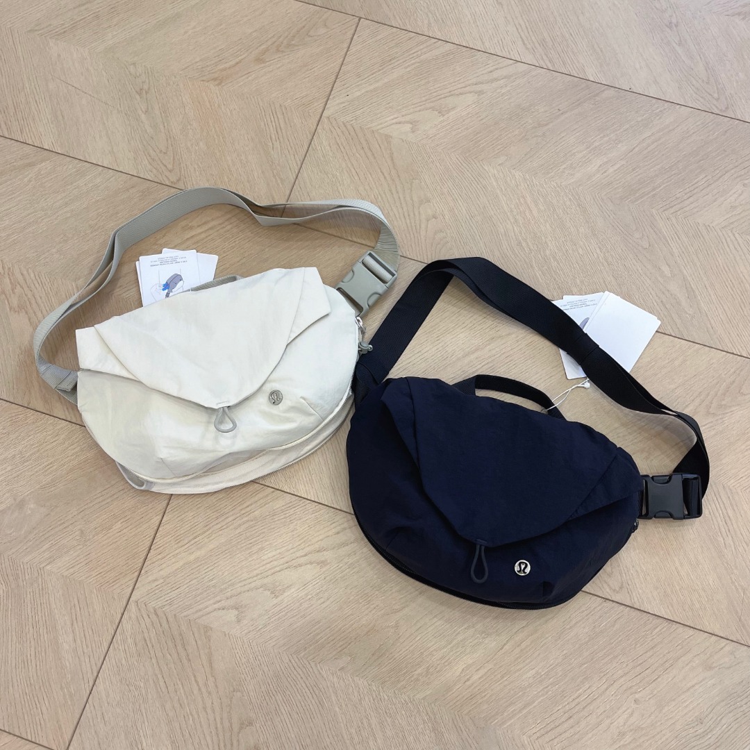 💰130 【正品随意对比】Lululemon斜挎包3L容量 可以装下两个水瓶，简直就是出行自带水壶星人的福音。我只后悔没有早点购入，因为这个斜挎包实在是太宝藏啦!! 磁吸扣的设计，开和关都很方便。如果担心不安全的话，背后有一个小拉链，可以放紧要的物品，比如银行卡、纸币和证件等。 2容量极大，底部的拉链拉开之后可以放两个标准大小的水瓶，包包里面可以放手机、钥匙、耳机、健身衣、腕带等 3自重很轻，而且全包无金属，可以直接放洗衣村 4实用性很强。既可以用于健身徒步，也可以日常出行时使用。 5背带很长，可自由调节。可以放在胸前当胸包可以斜挎，或者背后背着。顶部还有一个袋子 可以直接拎着。 背带舒适透气，即使东西多也不压肩 尺寸:33.5*1