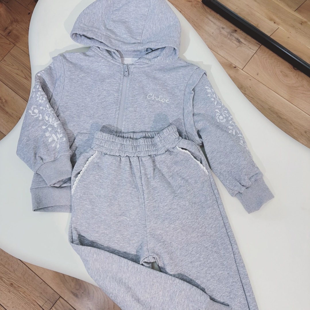 Grey Embroidery Suit with White Flower Detail – Comfortable and Stylish Sports Suit #285 - 图片 2