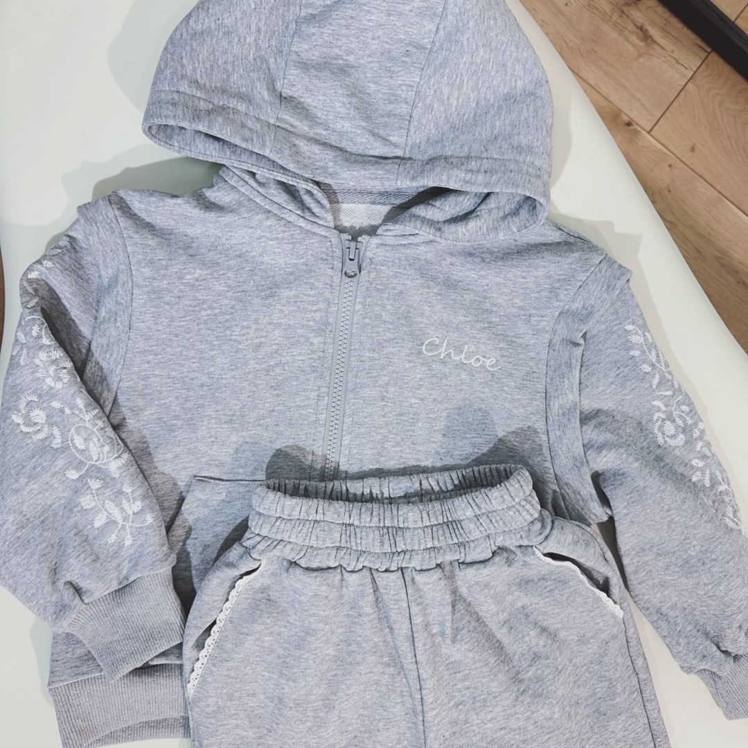Grey Embroidery Suit with White Flower Detail – Comfortable and Stylish Sports Suit #285 - 图片 3