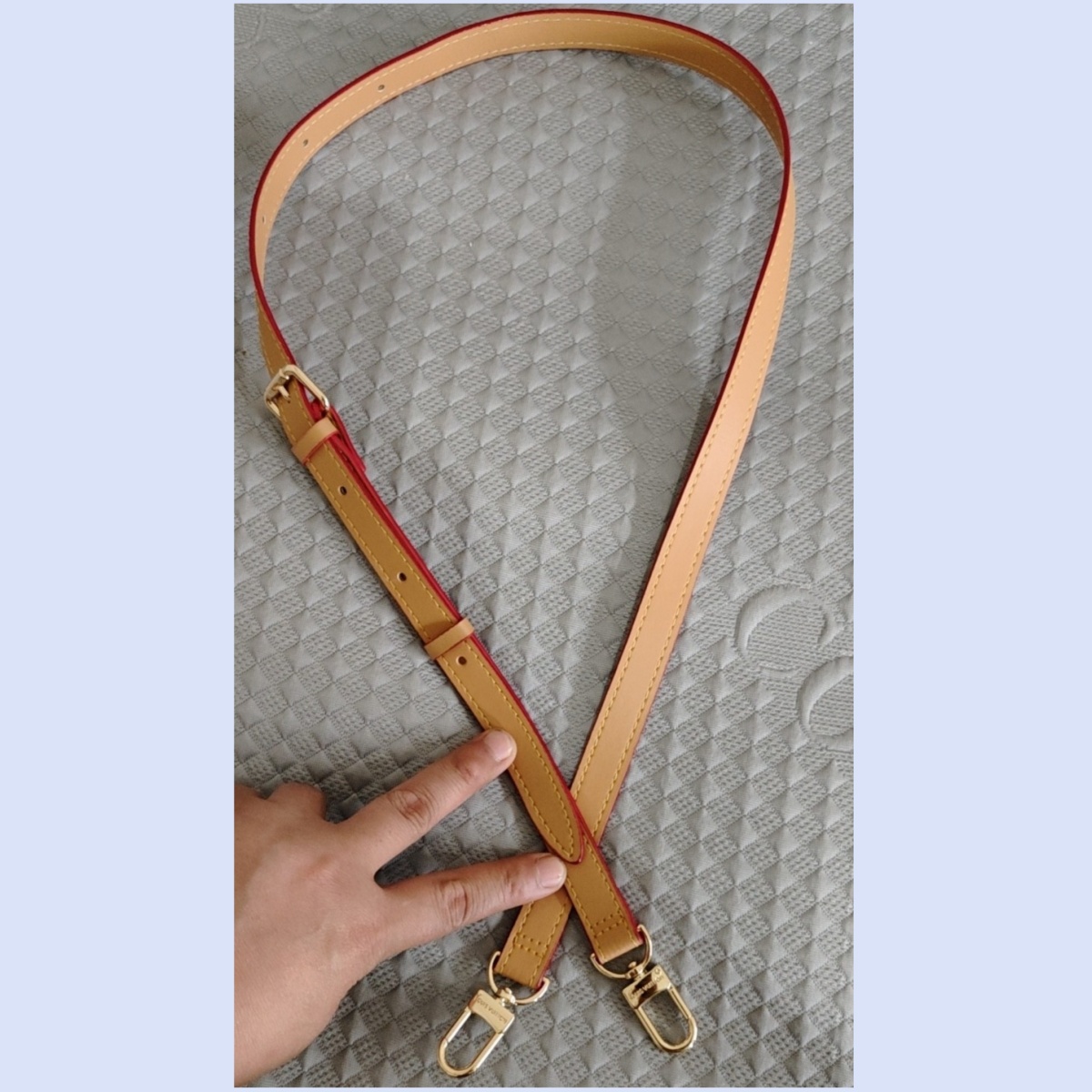 Adjustable leather shoulder strap detail