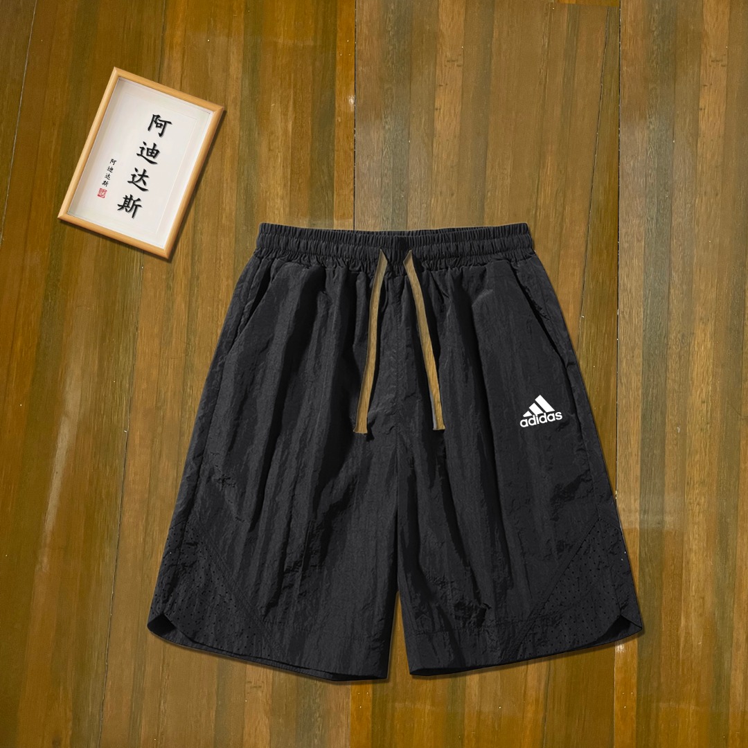 ❇️ 上新💰150
Adidas/阿迪达斯2024新款硅胶logo梭织工装裤感舒适透气柔软面料短裤！

颜色：灰色 米卡 黑色 军绿

尺码：M-5XL（图9）

成分：聚酯纤维160%

一款百搭休闲短裤！品质细节做的都非常出色，更显活力 , 运动达人必备百搭神器！ 不起球，不变形， 亲肤感十足 细腻柔软质感！立体剪裁版型，建议一人入手一件！






