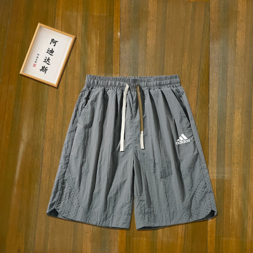 ❇️ 上新💰150
Adidas/阿迪达斯2024新款硅胶logo梭织工装裤感舒适透气柔软面料短裤！

颜色：灰色 米卡 黑色 军绿

尺码：M-5XL（图9）

成分：聚酯纤维160%

一款百搭休闲短裤！品质细节做的都非常出色，更显活力 , 运动达人必备百搭神器！ 不起球，不变形， 亲肤感十足 细腻柔软质感！立体剪裁版型，建议一人入手一件！






