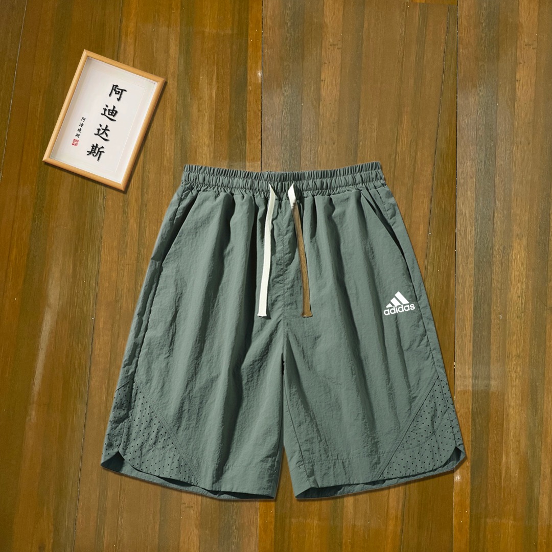 ❇️ 上新💰150
Adidas/阿迪达斯2024新款硅胶logo梭织工装裤感舒适透气柔软面料短裤！

颜色：灰色 米卡 黑色 军绿

尺码：M-5XL（图9）

成分：聚酯纤维160%

一款百搭休闲短裤！品质细节做的都非常出色，更显活力 , 运动达人必备百搭神器！ 不起球，不变形， 亲肤感十足 细腻柔软质感！立体剪裁版型，建议一人入手一件！






