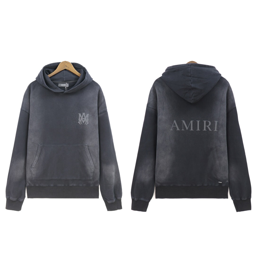 P108   阿米里 Amlrl
面料：360克毛圈洗水卫衣
实拍现货洗水做旧连帽卫衣标准，现在在我们的 INDIGO SKYLINE 胶囊系列中重新构想。这是对日落后照亮洛杉矶的闪闪发光的城市灯光的颂歌。为了庆祝AMIRI工作室的工匠专业知识，定制艺术得到了提升 通过错综复杂的装饰，照亮核心轮廓。这款经典品牌以标志性的 MA 和 AMIRI 标志为特色，以精致细致的水晶爆裂为背景，作为闪闪发光的中心装饰品。手工装饰和精雕细琢
颜色：洗水黑 洗水蓝 白
码数： S M L XL