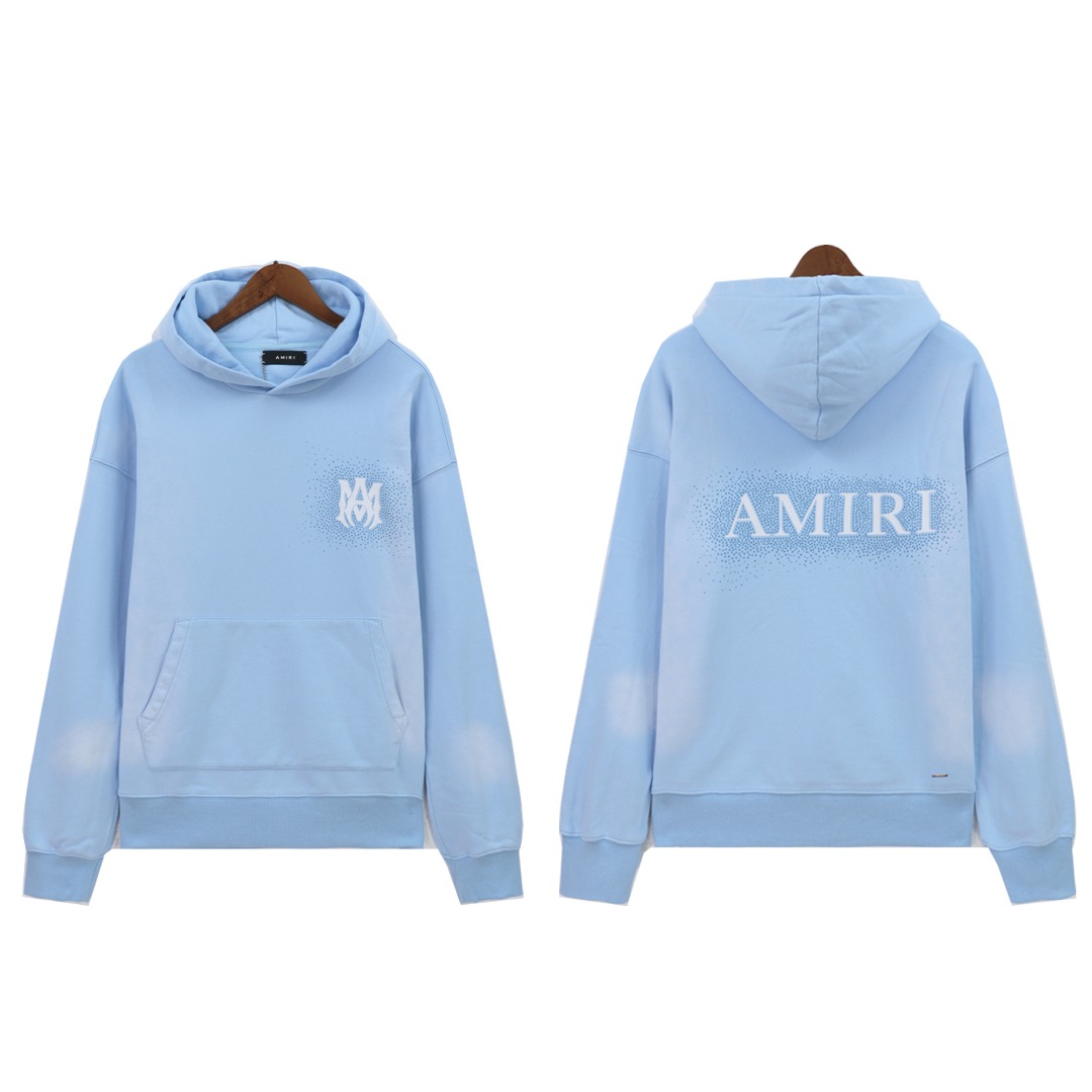 P108   阿米里 Amlrl
面料：360克毛圈洗水卫衣
实拍现货洗水做旧连帽卫衣标准，现在在我们的 INDIGO SKYLINE 胶囊系列中重新构想。这是对日落后照亮洛杉矶的闪闪发光的城市灯光的颂歌。为了庆祝AMIRI工作室的工匠专业知识，定制艺术得到了提升 通过错综复杂的装饰，照亮核心轮廓。这款经典品牌以标志性的 MA 和 AMIRI 标志为特色，以精致细致的水晶爆裂为背景，作为闪闪发光的中心装饰品。手工装饰和精雕细琢
颜色：洗水黑 洗水蓝 白
码数： S M L XL