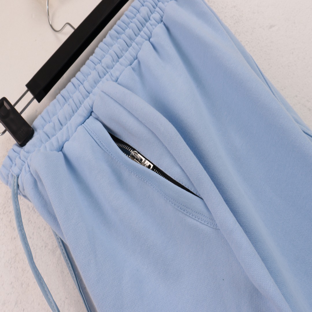 BR 8181 vs. 5873: Sweater Comparison with Embroidery and Logo Details - 图片 5