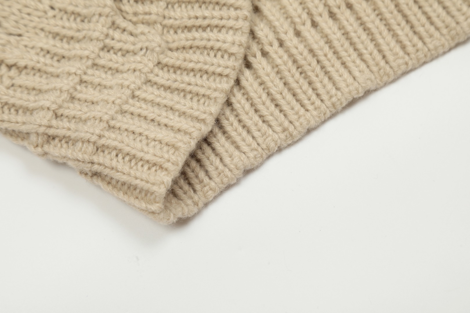 RS VIVI56: Luxurious Handcrafted Sweater Collection with Icelandic Wool - 图片 5