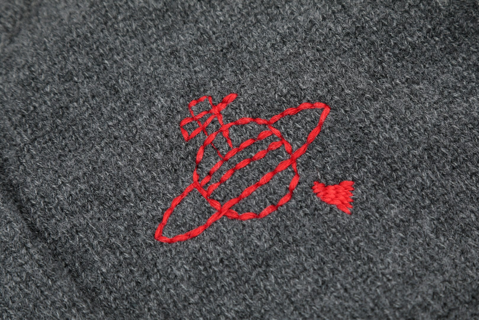 Luxury Vivienne Westwood Scarf with Custom Details and High-Quality Wool Fabric - 图片 4