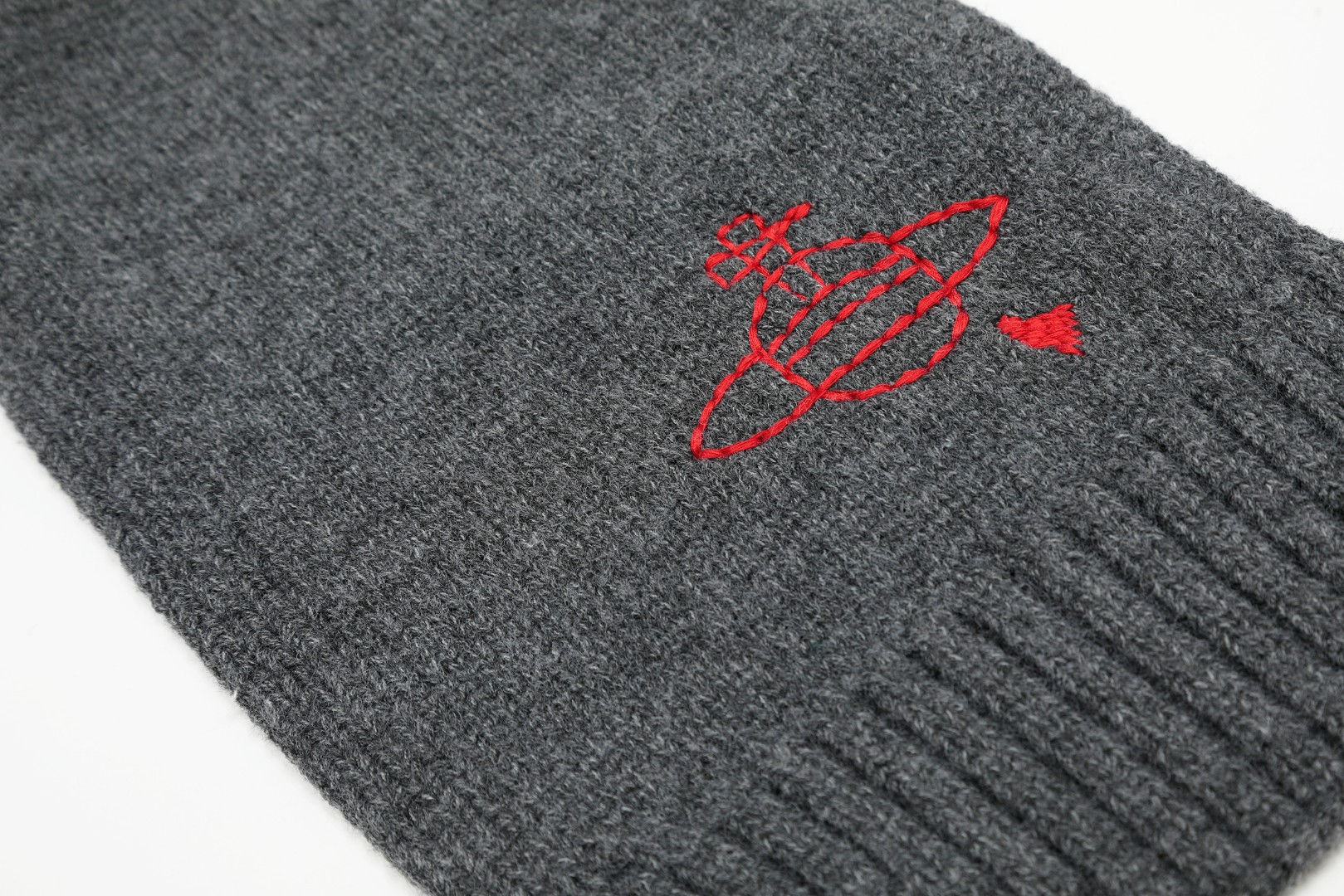 Luxury Vivienne Westwood Scarf with Custom Details and High-Quality Wool Fabric - 图片 8