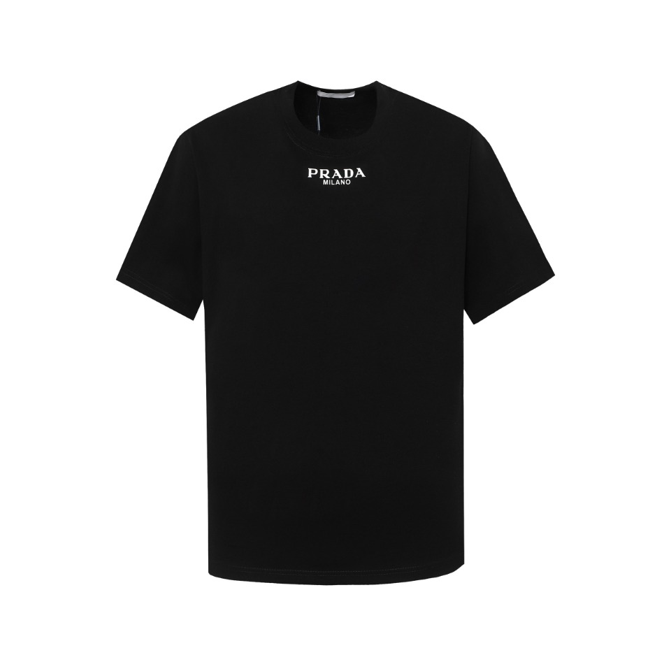PRADA· 普拉达𝟮𝟰𝘀𝘀 新款经典小字母logo短袖T恤 胸前小字母logo采用定位高温压胶在通过热转印工艺 简约logo字母点缀胸前 独家定织定染高克重紧密精梳棉面料 质感柔软舒适 颜色： 黑色 白色 尺码： S M L XL