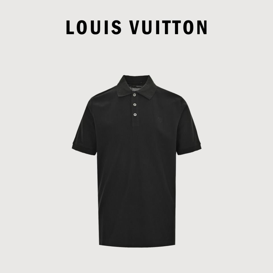 Louis Vuitton LV 23SS 字母刺绣logo短袖Polo衫 黑色 采用210g定制丝光珠地棉打造,布料加入软油丝滑上身舒适,胸前采用logo刺绣设计,进口机刺绣,纽扣采用客供特质贝壳扣.全部定制设计,高品质做工.
