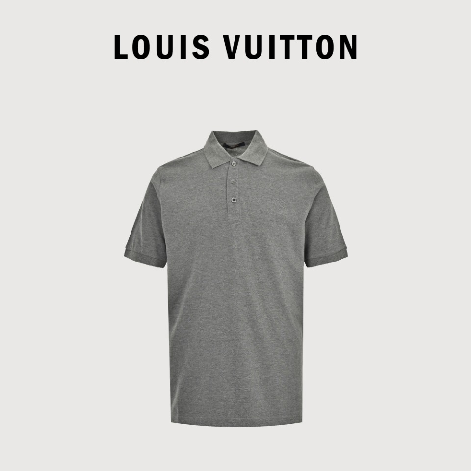 Louis Vuitton LV 23SS 字母刺绣logo短袖Polo衫 采用210g定制丝光珠地棉打造,布料加入软油丝滑上身舒适,胸前采用logo刺绣设计,进口机刺绣,纽扣采用客供特质贝壳扣.全部定制设计,高品质做工.