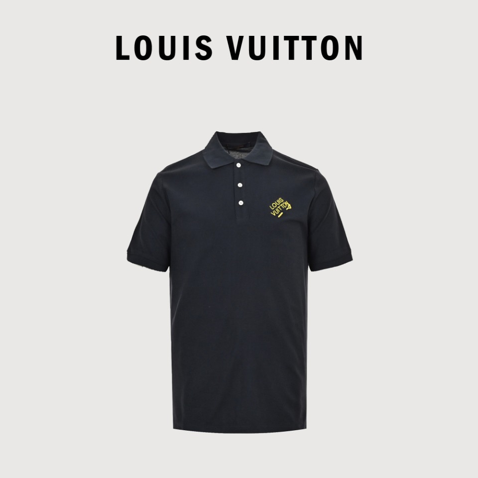 本地自取💰160 LOUIS VUITTON/路易威登LV 22SS别针刺绣短袖polo衫 黑色 采用200g特供珠地棉布料，触感细腻轻薄透气。胸前标识进口机刺绣工艺，不同的衣色搭配不同的绣花线。️门禁做法为直筒开筒。非侧边开筒。左侧胸前其正下方激光开孔扣有饰针，饰针颜色定染，与原版一致。原版定制定染衬衫扣，激光刻字。 Size : S-L