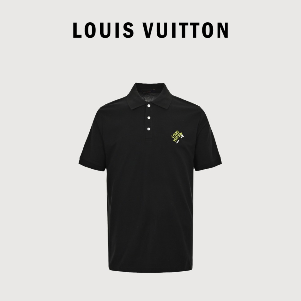 本地自取💰160
LOUIS VUITTON/路易威登LV 22SS别针刺绣短袖polo衫 
采用200g特供珠地棉布料，触感细腻轻薄透气。胸前标识进口机刺绣工艺，不同的衣色搭配不同的绣花线。️门禁做法为直筒开筒。非侧边开筒。左侧胸前其正下方激光开孔扣有饰针，饰针颜色定染，与原版一致。原版定制定染衬衫扣，激光刻字。
Size : S-L