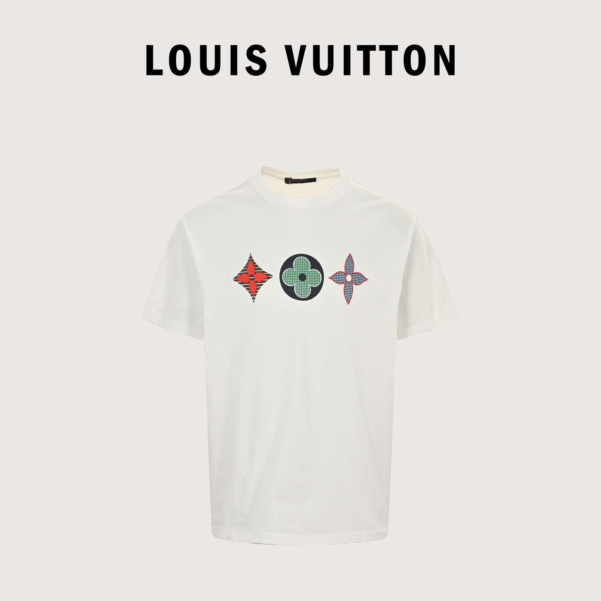 Louis Vuitton路易威登 经典老花三花印花短袖 三花系列大量运用到花卉元素与马卡龙色系,搭配更为年轻化风格,前幅丝网手工印花,扫图作菲林花了足足两天,多次修改菲林确保每个花型里外线条花型对位准确,进口粉浆调配水浆混合印,重复多次打版最终确定调配比例,完美还原原版印花效果,32支双股纱230克重长绒棉面料,紧密赛络纺织造,手感爽滑有饱满的肉感,从纱线织机到出胚布染色,从零开始完全对版开发面料,秒杀市场一众棉单端版本,搭染32支双纱精梳棉圆筒经编无拉架罗纹,后幅中间鱼丝线车PARIS领标,随意对比任何版本.