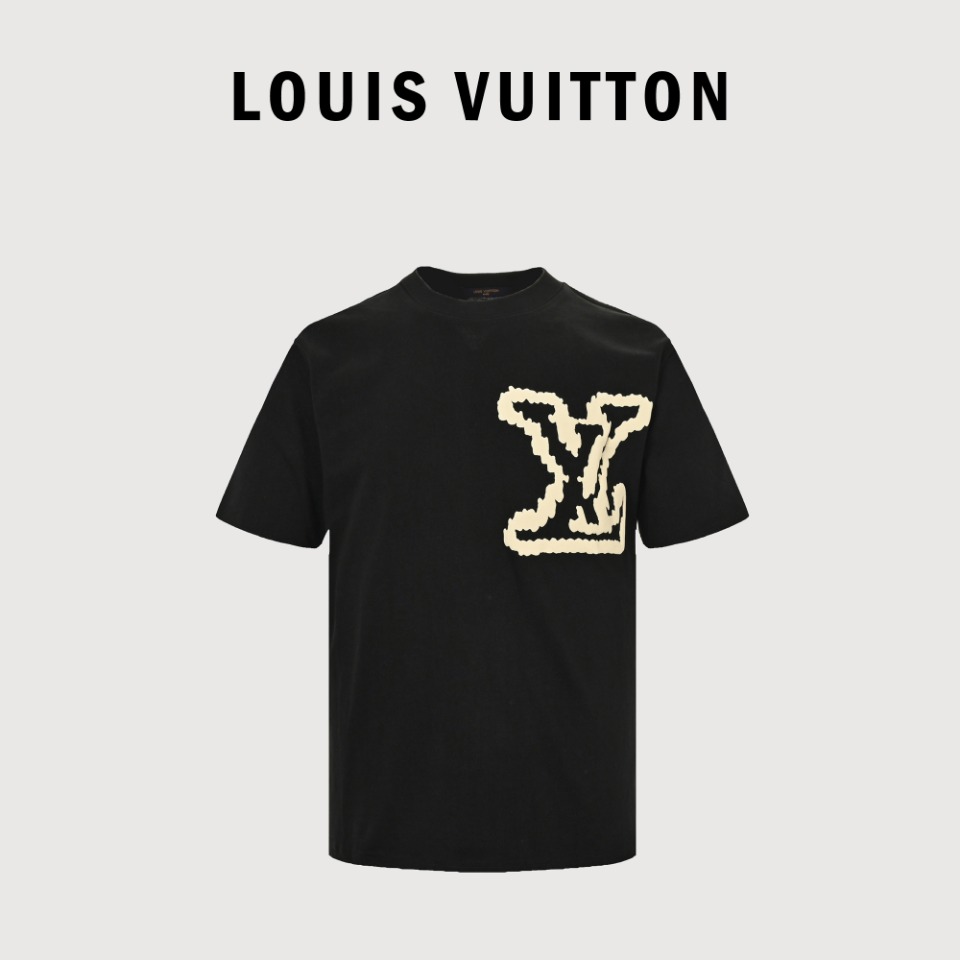 本地自取💰150 Louis Vuitton/路易威登 23ss 云朵老花大字母发泡短袖 面料采用230克重精梳棉，定制32支1*1螺纹，成衣两遍水洗处，面料舒适亲肤无异感，定制定染面料， 纺织密度高，垂感佳，不易变形，厚织感加上紧密纺纱工艺，不会影响面料的透气性，成色的饱和度很高，进口数码直喷印花工艺，百搭好看的一款短袖，宽松版型遮肉显瘦不挑人 Size：XS-L
