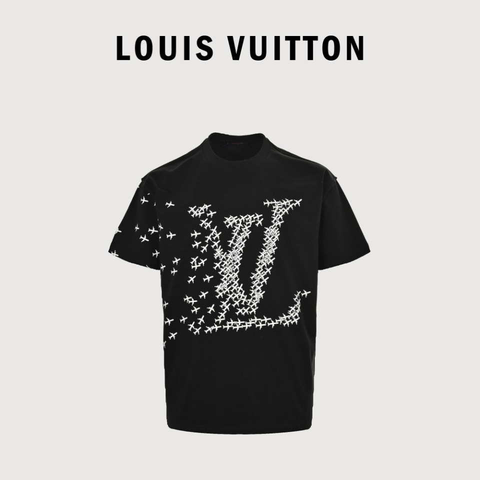 Louis Vuitton/路易威登 20ss 小飞机徽标logo印花短袖 面料采用定织定染32支平纹,搭配1*1无根单纱精梳棉罗纹,230g麻棉手感,米白色必须定染,非市面纯白,小飞机非简单胶印,共三层网板,网板套位非常精准,工人必须刷薄,不然非常厚质感很差,袖子大身有拼接,前幅+左袖工艺是丝网台板印花,采用活性环保油性浆料,袖子大身有拼接,外露的四线坎边,车缝方法也跟普通的短袖不一样,先平车上圆袖后再3线打边线打边,打边线直接外露在外面(普通短袖所有的线都是在底面),背后开模PVC高密斜纹布复合章仔,所有辅料全均为单独开模,小飞机印花皆为对位印花,跟原版套在一起都是一致位置,顶级代购版本,随意卖无惧品质压力003
