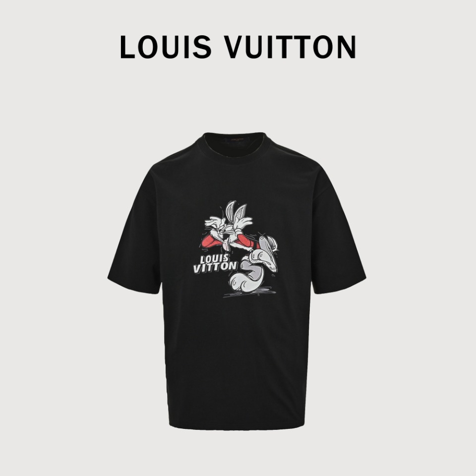 Louis Vuitton路易威登迪士尼联名红色兔八哥迷幻短袖 面料采用260g60支双纱100%棉双纱面料,配套加密螺纹,无尘烧毛工艺,面部微微有绒感 还原棉本质手感柔软舒适 成衣后做加柔洗衣定型,不缩水变型.印花采用数码直喷工艺,菲林由原版扫描后再人工精细休整做到完全一致 高品喜欢直接入! 货号512120003