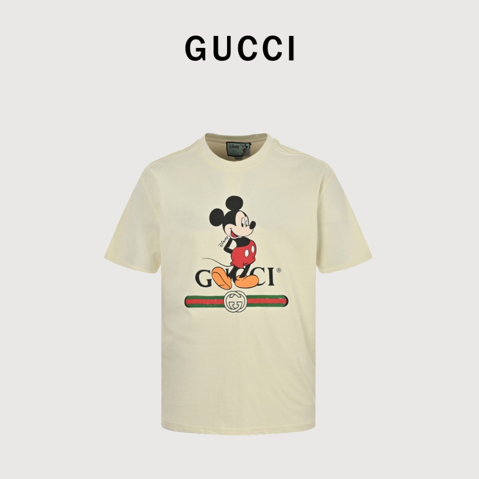 本地自取💰140 Gucci & Disney 米奇印花短袖 定织克重180针织棉，21支有机麻棉混纺面料，原身布切捆条做罗纹，原版定染颜色，前幅丝网台板手工印花，3D全彩扫描图案做菲林，保证印花图案还原程度达到最高，上下LOGO印花触摸质感强烈，印花材料采用环保活性水质浆料，打底防升华液，成衣耐水洗不脱浆，全手工缝制领标，数码直喷印花完美还原ZP开模定制领标吊牌洗水唛等，全部一致，顶级代购版本，随意卖无惧品质压力。 Size：XS-XL