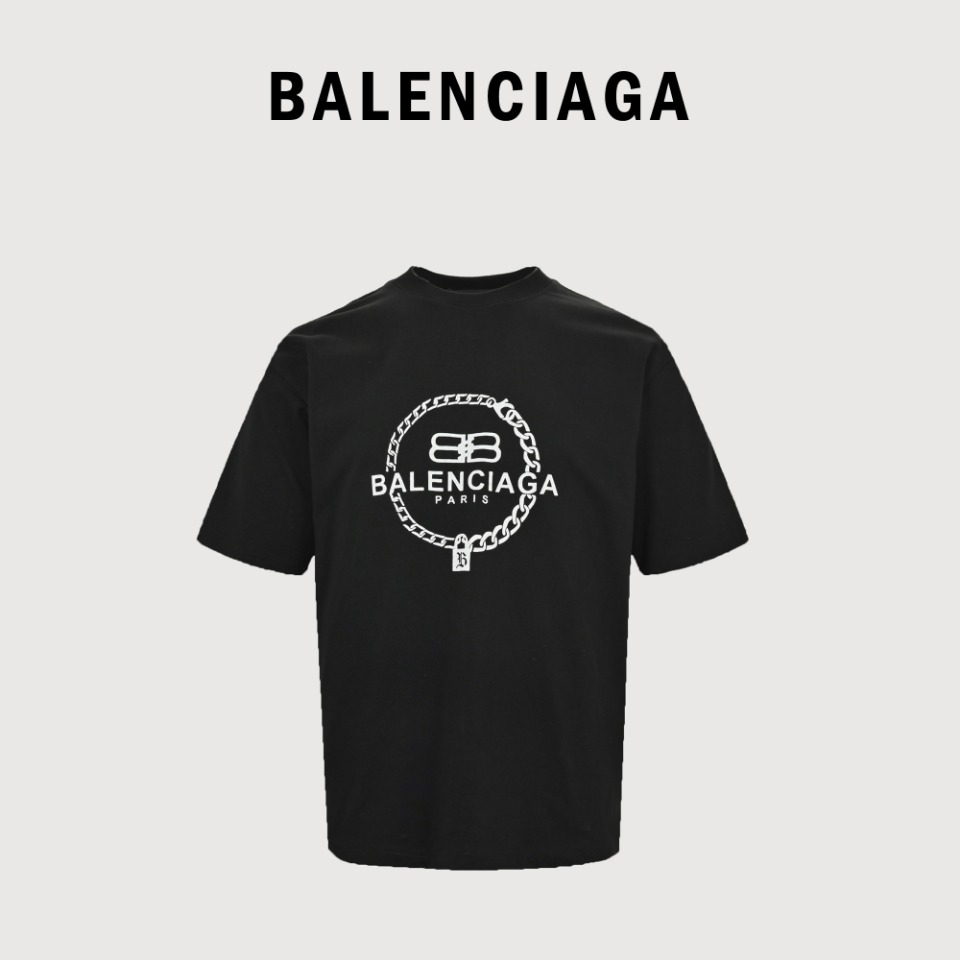 本地自取💰140
Balenciaga巴黎世家24ss数码印花短袖T恤
24年春夏新款  重工印花
定制进口260克纯棉双纱面料
高密度螺纹同缸染面料 
宽松版型   男女同款
潮人必备百搭单品 
颜色：黑色 白色 
货号527120003
码数： S M L XL XXL