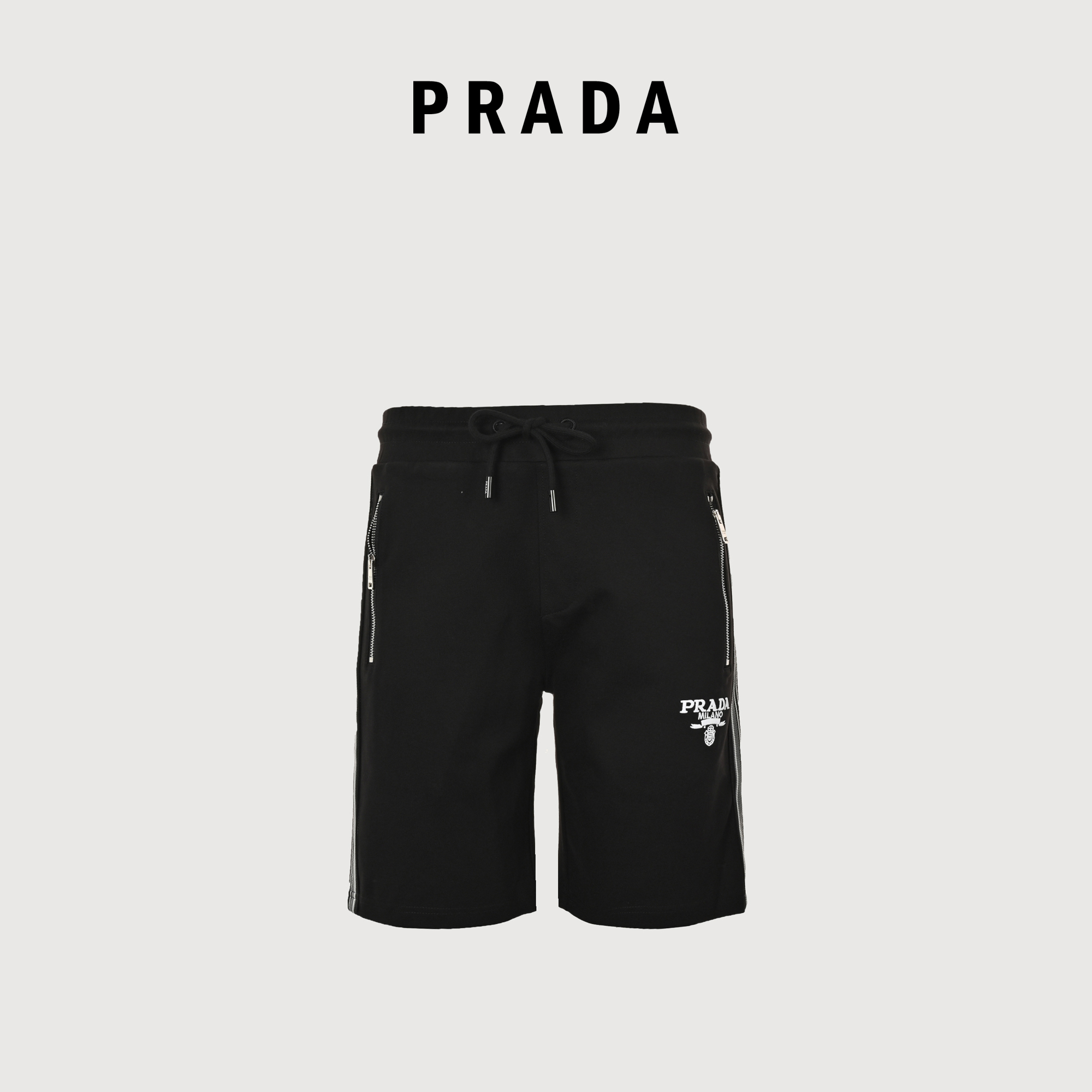本地自取💰170
Prada/普拉达  口袋拉链侧边织带短裤
男女同款全新美学灵感趣味设计,渠道性质精品。让整体造型设计更加优雅时尚，今夏最火系列，无数明星潮人追捧。裁剪工艺细节处理工整为玩味时尚增添色彩!工整细致，合身的版型构造更是独具匠心，上身不仅有着出彩的辨识度更是减龄青春。一款穿着意义还有穿搭性能都很极致的款式，绚丽的色系调配，此款的工艺必然也是极致非凡，上身的舒适度绝对足够的强大，也是奢品本质的一种彰显！柔软轻薄，触感更是极端撩人，透气性能十分之强大，尤为适合春夏季节的穿搭所需，妥妥的穿着享受，并且各处的细节以及织带的工艺都是尽善尽美，更显高级感！                                        颜色：黑色                           
Size：M-XXL
