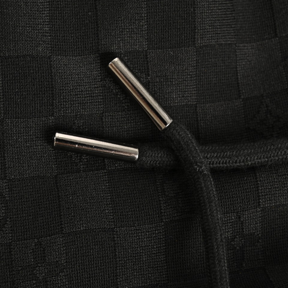 本地自取💰170
LouisVuitton/路易威登 LVlogo棋盘格植绒短裤
区分市面通货，棋盘格上带有LV四叶草logo。男女同款全新美学灵感趣味设计,渠道性质精品。让整体造型设计更加优雅时尚，今夏最火系列，无数明星潮人追捧。裁剪工艺细节处理工整为玩味时尚增添色彩!工整细致，合身的版型构造更是独具匠心，上身不仅有着出彩的辨识度更是减龄青春。一款穿着意义还有穿搭性能都很极致的款式，绚丽的色系调配，此款的工艺必然也是极致非凡，上身的舒适度绝对足够的强大，也是奢品本质的一种彰显！柔软轻薄，触感更是极端撩人，透气性能十分之强大，尤为适合春夏季节的穿搭所需，妥妥的穿着享受，并且各处的细节以及织带的工艺都是尽善尽美，更显高级感！                                        颜色：黑色 、白色                          
Size：S-XL