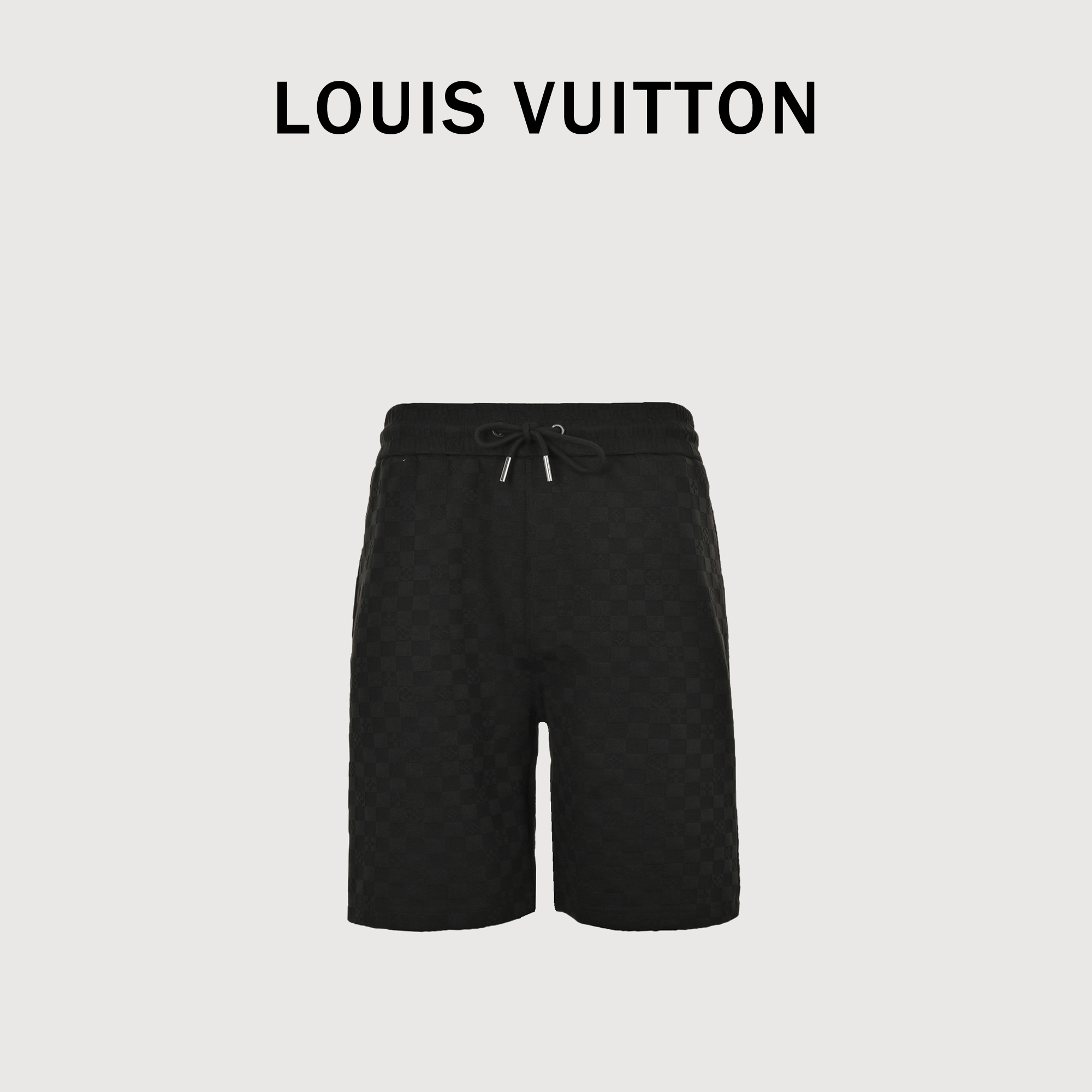 本地自取💰170
LouisVuitton/路易威登 LVlogo棋盘格植绒短裤
区分市面通货，棋盘格上带有LV四叶草logo。男女同款全新美学灵感趣味设计,渠道性质精品。让整体造型设计更加优雅时尚，今夏最火系列，无数明星潮人追捧。裁剪工艺细节处理工整为玩味时尚增添色彩!工整细致，合身的版型构造更是独具匠心，上身不仅有着出彩的辨识度更是减龄青春。一款穿着意义还有穿搭性能都很极致的款式，绚丽的色系调配，此款的工艺必然也是极致非凡，上身的舒适度绝对足够的强大，也是奢品本质的一种彰显！柔软轻薄，触感更是极端撩人，透气性能十分之强大，尤为适合春夏季节的穿搭所需，妥妥的穿着享受，并且各处的细节以及织带的工艺都是尽善尽美，更显高级感！                                        颜色：黑色 、白色                          
Size：S-XL