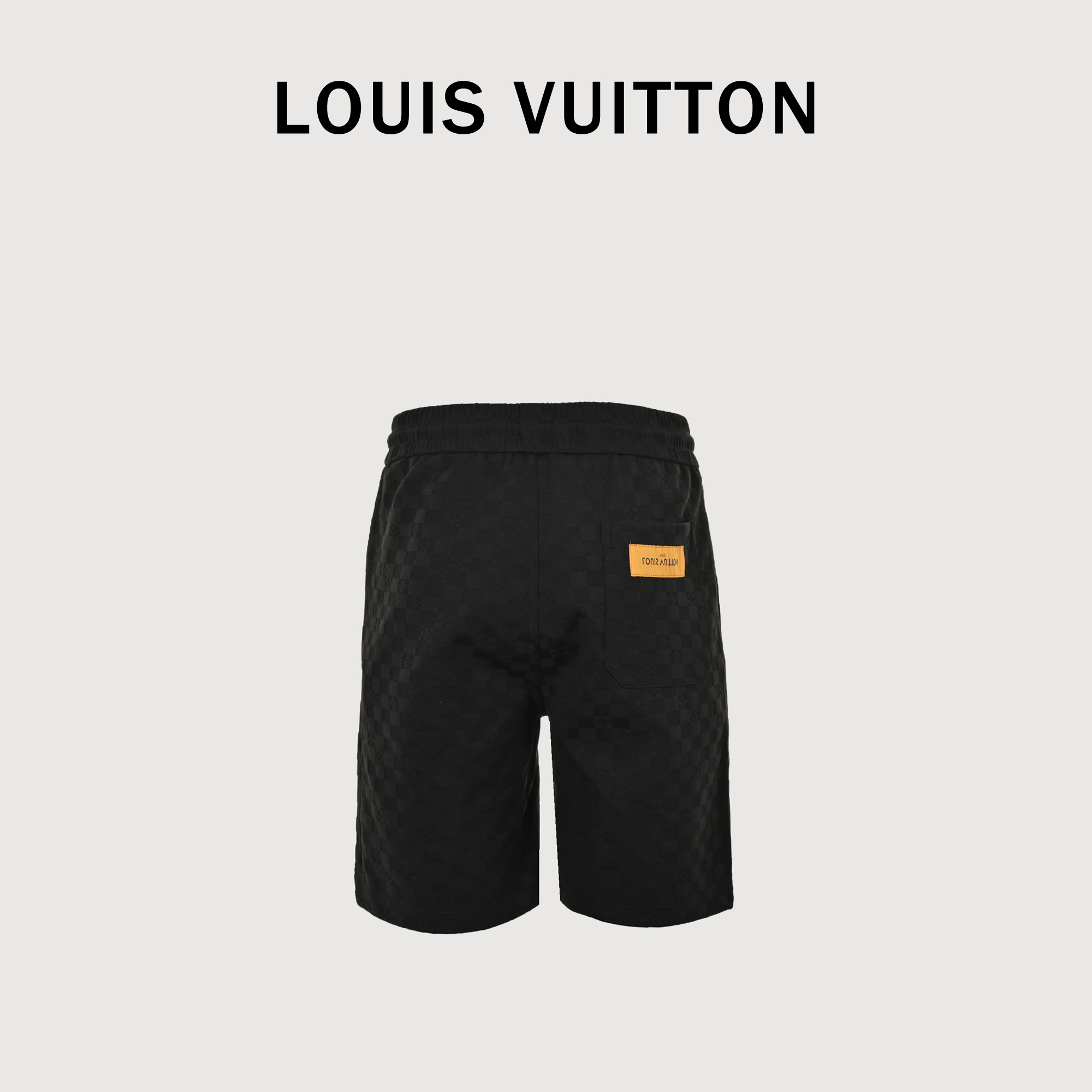 本地自取💰170
LouisVuitton/路易威登 LVlogo棋盘格植绒短裤
区分市面通货，棋盘格上带有LV四叶草logo。男女同款全新美学灵感趣味设计,渠道性质精品。让整体造型设计更加优雅时尚，今夏最火系列，无数明星潮人追捧。裁剪工艺细节处理工整为玩味时尚增添色彩!工整细致，合身的版型构造更是独具匠心，上身不仅有着出彩的辨识度更是减龄青春。一款穿着意义还有穿搭性能都很极致的款式，绚丽的色系调配，此款的工艺必然也是极致非凡，上身的舒适度绝对足够的强大，也是奢品本质的一种彰显！柔软轻薄，触感更是极端撩人，透气性能十分之强大，尤为适合春夏季节的穿搭所需，妥妥的穿着享受，并且各处的细节以及织带的工艺都是尽善尽美，更显高级感！                                        颜色：黑色 、白色                          
Size：S-XL
