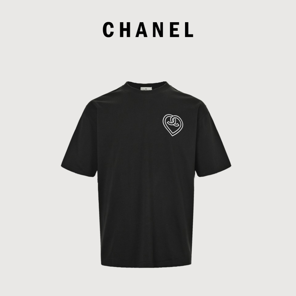 本地自取💰140 CHANEL 香奈儿 24SS 爱心短袖T恤 面料采用定制240g 26支特滑双股精棉平纹高密无尘全棉布料。前幅高密度加厚,走线平整,代工品质,全套定制辅料。 尺码:S-XL