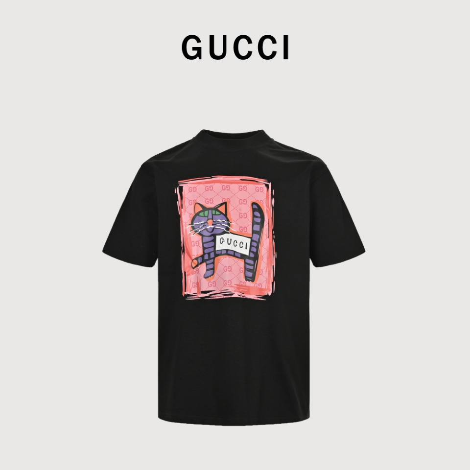 本地自取💰140
GUCCI / 古驰24SS新款小猫咪印花短袖T恤 
采用百分百270克纯棉面料，质感柔软顺滑
采用进口专机高温热固油墨丝网印花，看得到的立体层次，设计上则极其简约，非常不错 短袖特别建议入这款 运动 休闲 健身 旅游 真的非常合适！
颜色：黑色/杏色
Size:xs-l