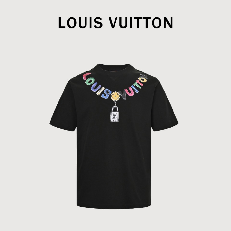 本地自取💰140 Louis Vuitton/路易威登 24ss 彩色项链吊坠短袖 男女同款全新美学灵感趣味设计,渠道性质精品。让整体造型设计更加优雅时尚，今夏最火系列，无数明星潮人追捧。裁剪工艺细节处理工整为玩味时尚增添色彩!工整细致，合身的版型构造更是独具匠心，上身不仅有着出彩的辨识度更是减龄青春。一款穿着意义还有穿搭性能都很极致的款式，绚丽的色系调配，此款的工艺必然也是极致非凡，上身的舒适度绝对足够的强大，也是奢品本质的一种彰显！柔软轻薄，触感更是极端撩人，透气性能十分之强大，尤为适合春夏季节的穿搭所需，妥妥的穿着享受，并且各处的细节以及织带的工艺都是尽善尽美，更显高级感！ Size:XS-L