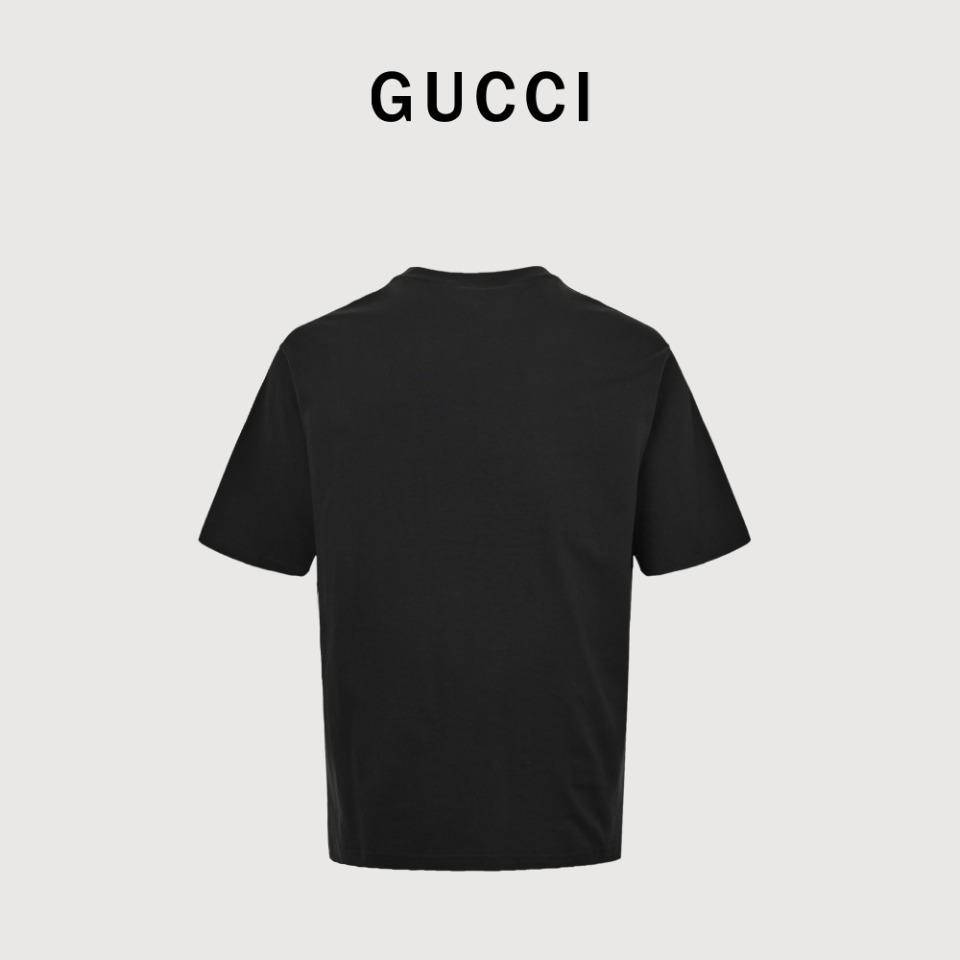 本地自取💰140 Gucci/古驰 24ss 横杆腰带字母印花短袖 进口百分百纯棉面料，穿着舒适透气 胸前印花清晰细腻，非小工厂可比 档次高很有质感，简单大方得体 上身休闲随性，帅气有型，彰显大牌气质 Size:S-XL