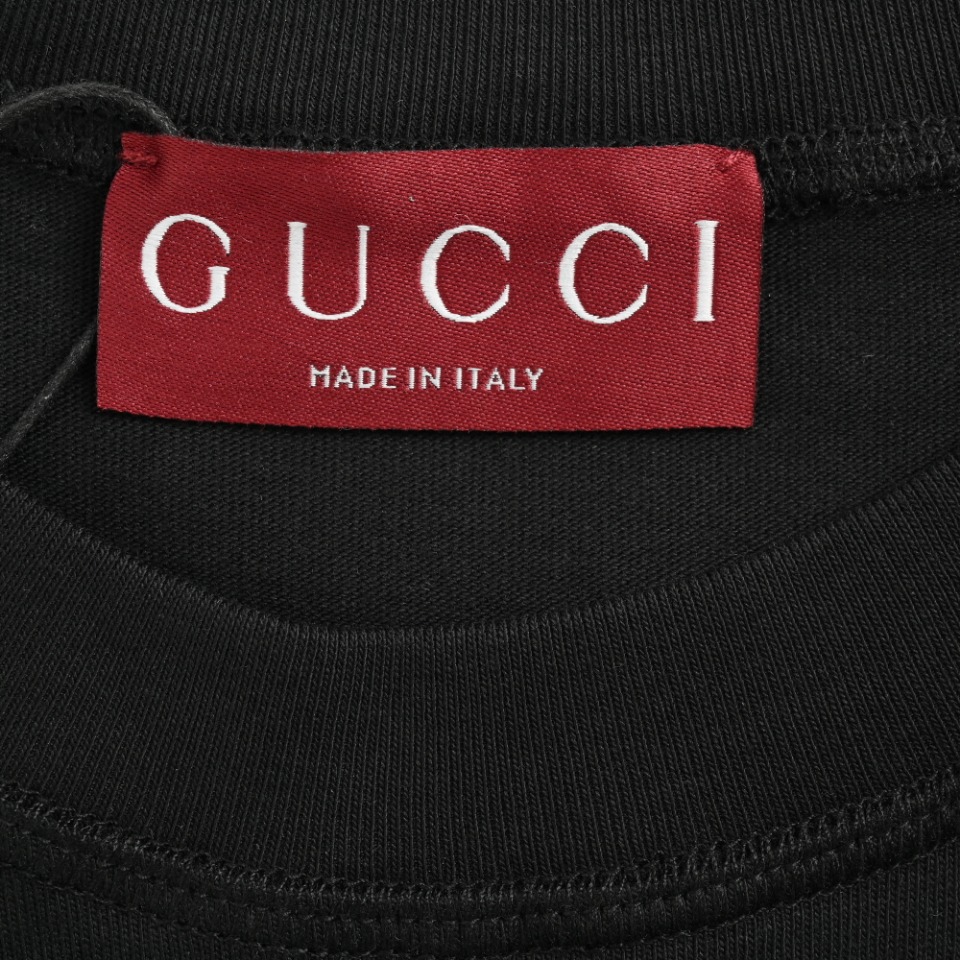 本地自取💰140 Gucci/古驰 24ss 横杆腰带字母印花短袖 进口百分百纯棉面料，穿着舒适透气 胸前印花清晰细腻，非小工厂可比 档次高很有质感，简单大方得体 上身休闲随性，帅气有型，彰显大牌气质 Size:S-XL
