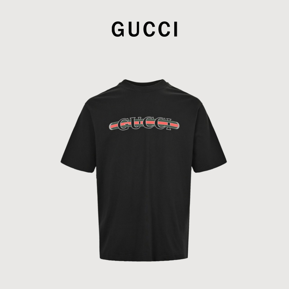 本地自取💰140 Gucci/古驰 24ss 横杆腰带字母印花短袖 进口百分百纯棉面料，穿着舒适透气 胸前印花清晰细腻，非小工厂可比 档次高很有质感，简单大方得体 上身休闲随性，帅气有型，彰显大牌气质 Size:S-XL