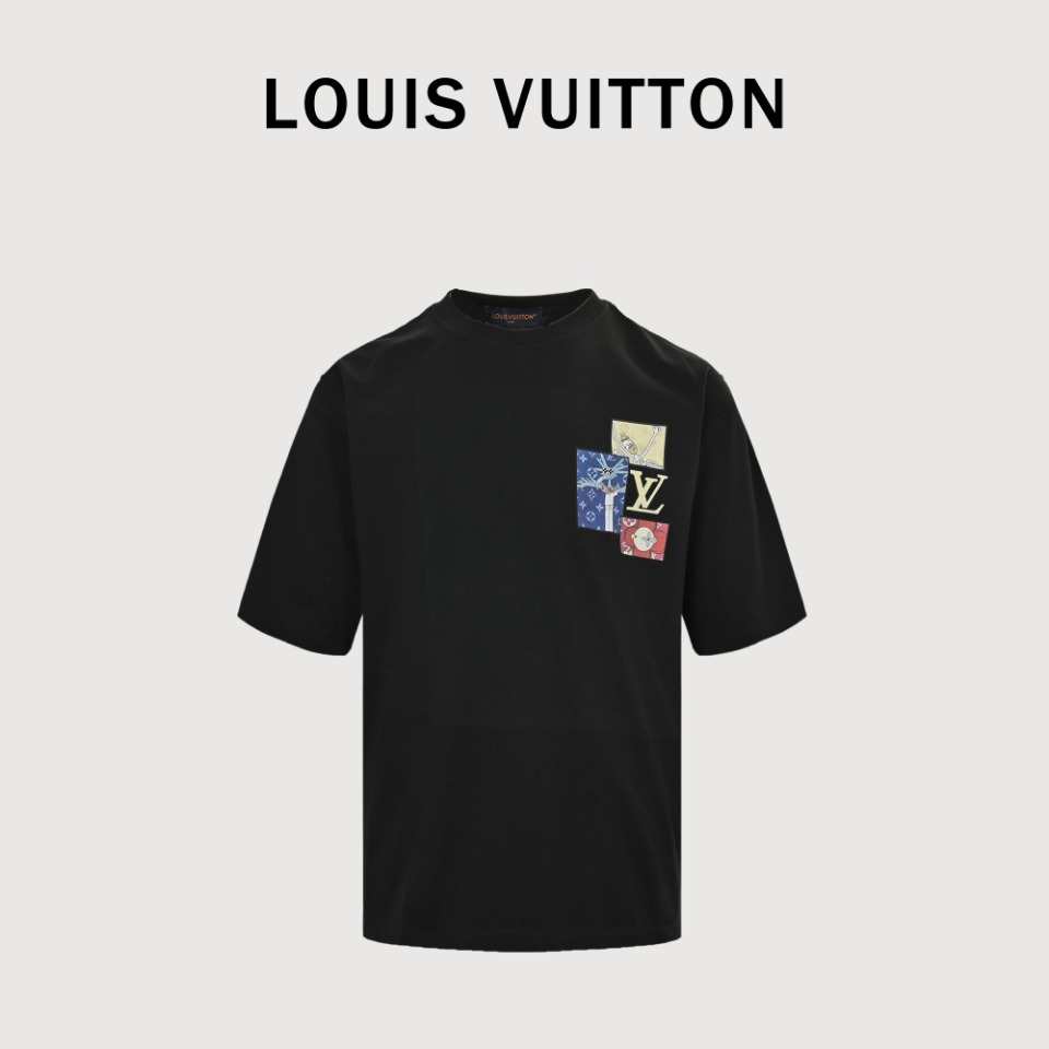 Louis Vuitton路易威登大师亲手设计潮牌新品印花圆领短袖T恤 时尚又个性 超级百搭好看的一款 男女同款 人手必备 吊牌 领标 水洗麦 三标齐全 货号714120003 颜色: 白色 黑色 一2XL