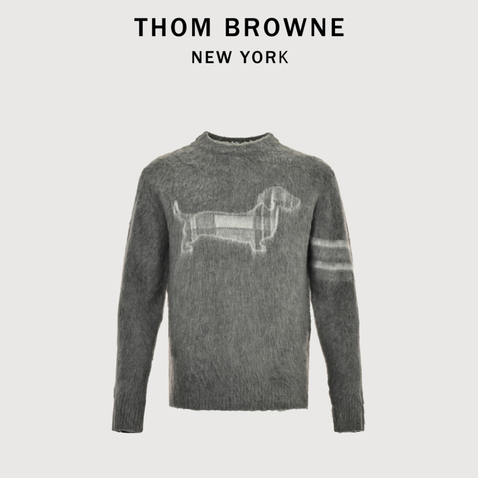 本地自取💰300 THOM BROWNE TB 汤姆布朗 23FW 腊肠狗马海毛毛衣 本款式使用德国进口斯托尔3.5.2针型机器采用婴儿绒马海毛23支数空气层芝麻点的罕见织法,可想而知整件衣服的编织时间和难度。我们的织带,贝壳扣都是专业定制,再经过专业缝盘,纳米缩绒,踩织带,锁眼钉扣,后整等一系列繁琐的工序生产而成。 尺码:1 2 3 4