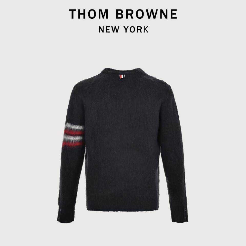 本地自取💰300 THOM BROWNE TB 汤姆布朗 23FW 腊肠狗马海毛毛衣 本款式使用德国进口斯托尔3.5.2针型机器采用婴儿绒马海毛23支数空气层芝麻点的罕见织法,可想而知整件衣服的编织时间和难度。我们的织带,贝壳扣都是专业定制,再经过专业缝盘,纳米缩绒,踩织带,锁眼钉扣,后整等一系列繁琐的工序生产而成。 尺码:1 2 3 4