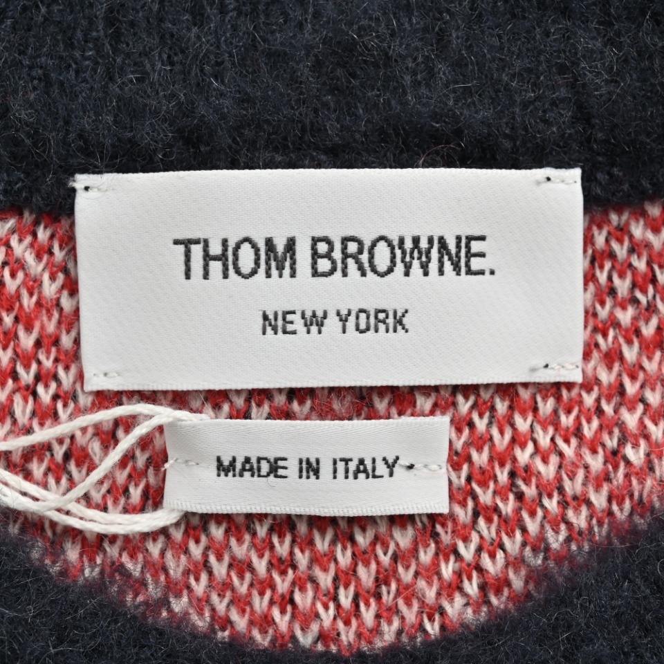 本地自取💰300 THOM BROWNE TB 汤姆布朗 23FW 腊肠狗马海毛毛衣 本款式使用德国进口斯托尔3.5.2针型机器采用婴儿绒马海毛23支数空气层芝麻点的罕见织法,可想而知整件衣服的编织时间和难度。我们的织带,贝壳扣都是专业定制,再经过专业缝盘,纳米缩绒,踩织带,锁眼钉扣,后整等一系列繁琐的工序生产而成。 尺码:1 2 3 4