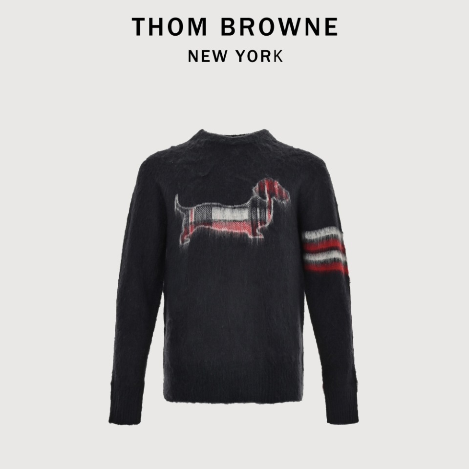 本地自取💰300 THOM BROWNE TB 汤姆布朗 23FW 腊肠狗马海毛毛衣 本款式使用德国进口斯托尔3.5.2针型机器采用婴儿绒马海毛23支数空气层芝麻点的罕见织法,可想而知整件衣服的编织时间和难度。我们的织带,贝壳扣都是专业定制,再经过专业缝盘,纳米缩绒,踩织带,锁眼钉扣,后整等一系列繁琐的工序生产而成。 尺码:1 2 3 4