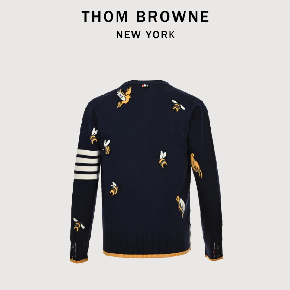本地自取💰330 THOM BROWNE TB 汤姆布朗 23FW 小蜜蜂开衫毛衣 本产品圆领款式照原版一比一单面嵌花,花型对比原版完全参照一针组图,针针到位一点一点人工数出来的,而不是靠扫描,拍照看图片去做的,让你进出专柜毫无压力,整件使用全澳毛条36支精纺羊毛材质,特点体轻,柔软,亲肤,保暖性强。加上定制贝壳扣,定制织带,即可外穿,也可打底,堪称完美。 尺码:1 2 3 4