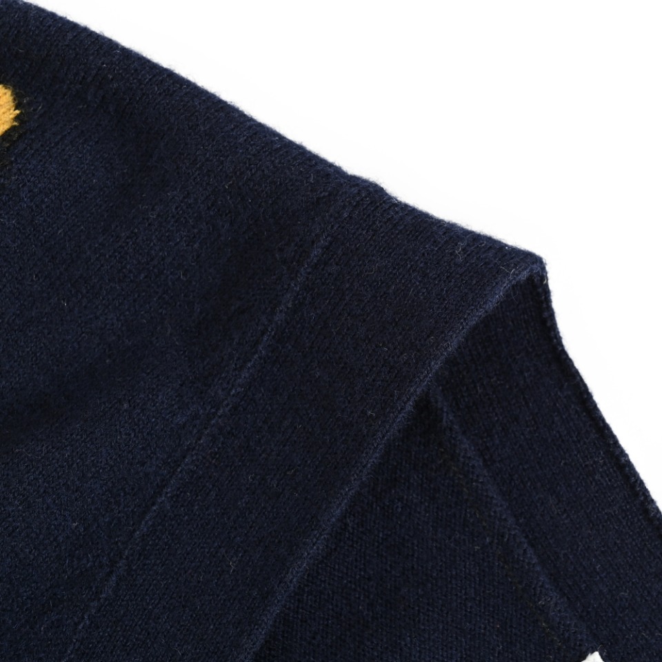 本地自取💰330 THOM BROWNE TB 汤姆布朗 23FW 小蜜蜂开衫毛衣 本产品圆领款式照原版一比一单面嵌花,花型对比原版完全参照一针组图,针针到位一点一点人工数出来的,而不是靠扫描,拍照看图片去做的,让你进出专柜毫无压力,整件使用全澳毛条36支精纺羊毛材质,特点体轻,柔软,亲肤,保暖性强。加上定制贝壳扣,定制织带,即可外穿,也可打底,堪称完美。 尺码:1 2 3 4