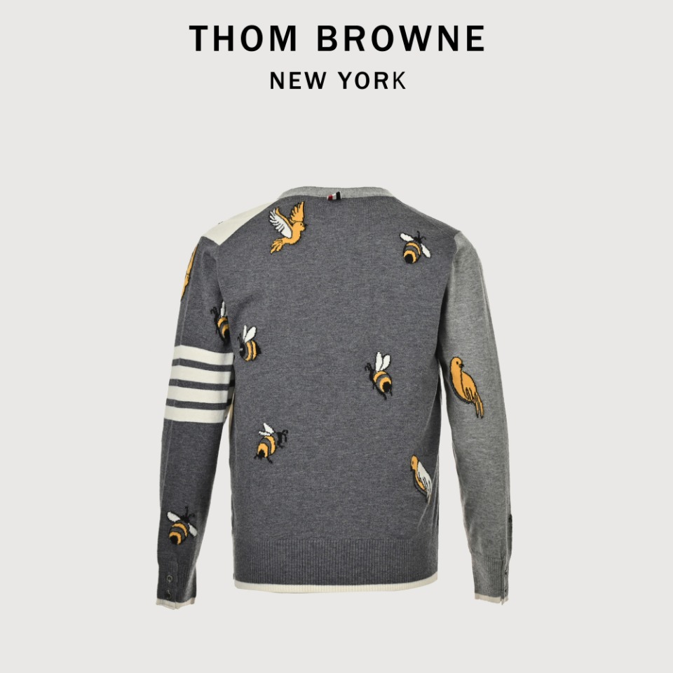 本地自取💰330 THOM BROWNE TB 汤姆布朗 23FW 小蜜蜂开衫毛衣 本产品圆领款式照原版一比一单面嵌花,花型对比原版完全参照一针组图,针针到位一点一点人工数出来的,而不是靠扫描,拍照看图片去做的,让你进出专柜毫无压力,整件使用全澳毛条36支精纺羊毛材质,特点体轻,柔软,亲肤,保暖性强。加上定制贝壳扣,定制织带,即可外穿,也可打底,堪称完美。 尺码:1 2 3 4