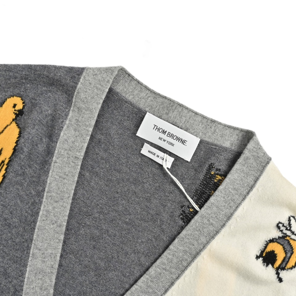 本地自取💰330 THOM BROWNE TB 汤姆布朗 23FW 小蜜蜂开衫毛衣 本产品圆领款式照原版一比一单面嵌花,花型对比原版完全参照一针组图,针针到位一点一点人工数出来的,而不是靠扫描,拍照看图片去做的,让你进出专柜毫无压力,整件使用全澳毛条36支精纺羊毛材质,特点体轻,柔软,亲肤,保暖性强。加上定制贝壳扣,定制织带,即可外穿,也可打底,堪称完美。 尺码:1 2 3 4